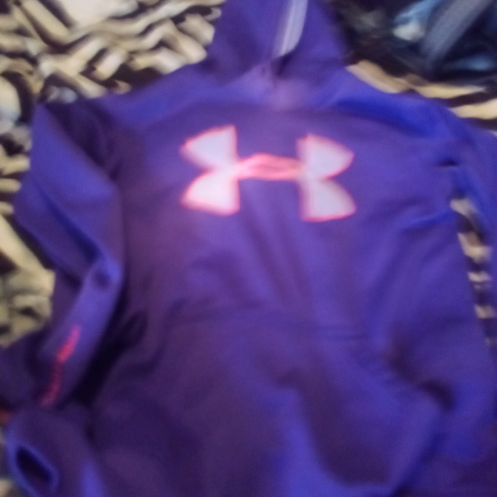Under armour hoodie brand new never wore it's size small but fits med